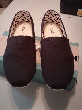 BNIB TOMS ALPARGATA SLIP ON SHOES